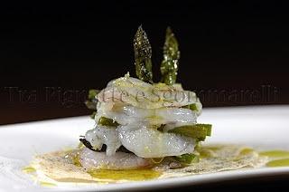 Carpaccio di mazzancolle e asparagi con emulsione al limone e sale nero delle Hawaii