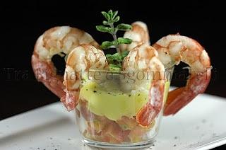 Gamberoni al vapore con maionese fatta in casa e dadolata di pomodoro