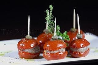Ovetti pasquali con pomodoro datterino confit e battuto di spigola al lime