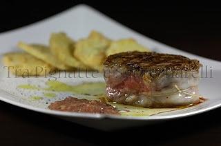 Filetto di manzo al pepe con topinambur fritto e crema di coppa in agrodolce
