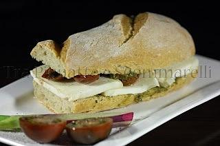 Miei panini con stracchino affumicato, pesto e pomodori Camone disidratati