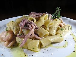 Rigatoni con calamari e crema di fagioli di Sarconi