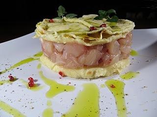 Diplomatico di ricciola con miele di acacia, menta e pepe rosa