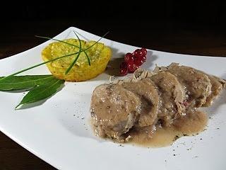 Filetto di maiale cotto a bassa temperatura con salsa di pere e ribes al vino passito