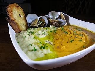 Bicolore di cavolo cappuccio alle vongole e crema di zucca
