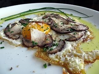 Uovo al tegamino con porcini, parmigiano e erba cipollina