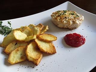 Hamburger di pesce al limone e sale rosso con patate dolci al ginepro e marmellata di pomodoro