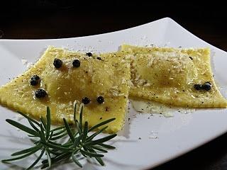 Ravioli con Asiago, patate, pere e timo al burro con profumo di ginepro