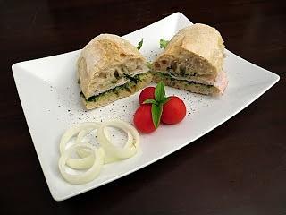 Panino con petto di tacchino, salsa verde e formaggio caprino
