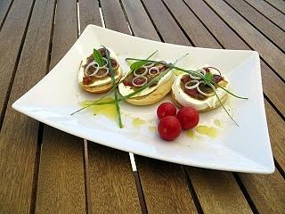 Crostini di mozzarella di bufala con bagna cauda