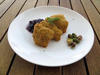 Luccio di mare fritto in panatura di pane e pistacchi con salsa di cipolla di Tropea