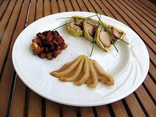 Filetto di maiale con senape al miele e grappa in crosta di sfoglia con finferli e pera caramellata