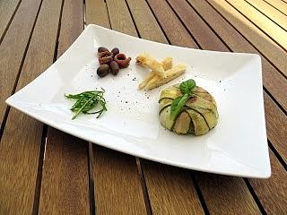 Inversione di fiori di zucca con mozzarella di bufala e acciughe