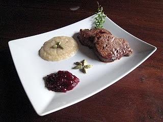 Filetto al pepe con purè di pere al cardamomo e zenzero con riduzione di ribes alla grappa