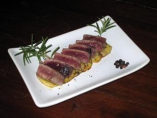 Tagliata di tonno con patate all’aglio e rosmarino
