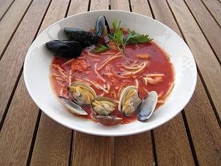 Minestra di mare con pomodoro e profumi del mare