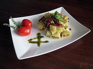 Pasta fredda con Giuncata pomodori secchi pesto e pinoli