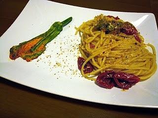 Spaghetti con acciughe, fiori di zucca e pomodorini disidratati