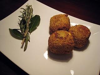 Polpette di ceci e pecorino con panatura di pistacchi