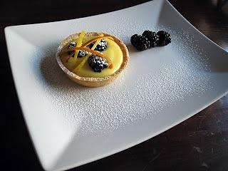 Piccola crostata con crema e more