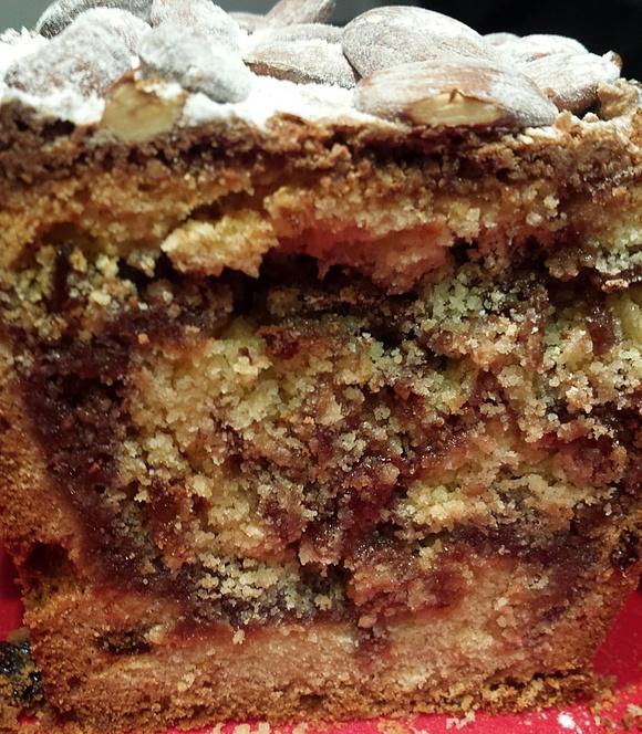 Ciambella alle mandorle con farcitura dolce e morbida