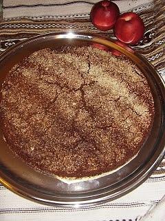 Dolce di pesche cacao e amaretti