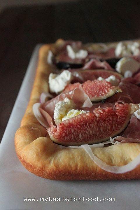 Pizza con fichi e ingredienti freschi di stagione