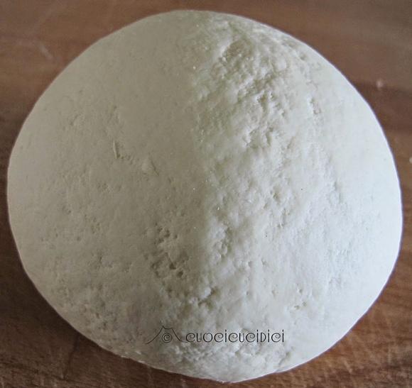 Busiati fatta in casa con pomodorini ciliegino, ricotta e scaglie di mandorle