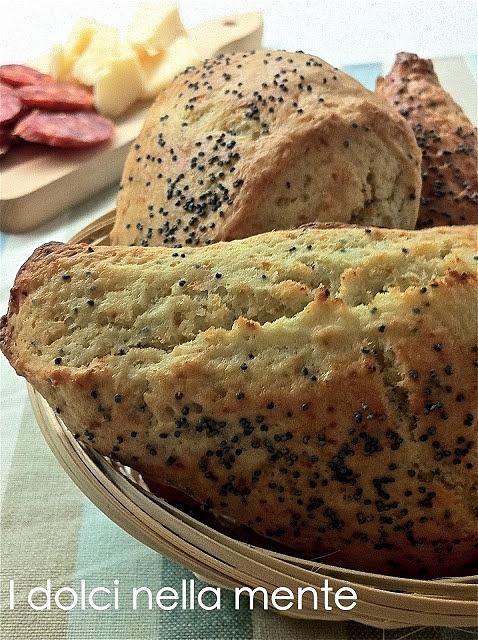 Focaccine con latticello e semi di papavero