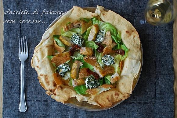 Insalata di faraona con pane carasau pomodori secchi caprino e vinaigrette all'olio di noci