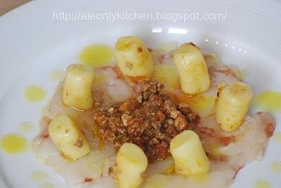 Gnocchi al ragù con gamberi rossi al limone, salsa di cacio e sentore di riccio