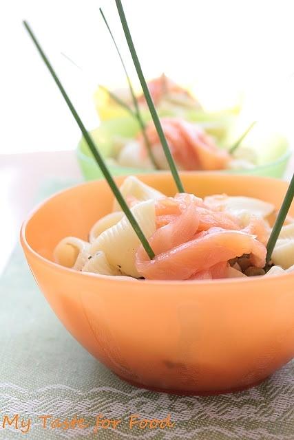 Conchiglie verde e arancio per un pranzo allegro