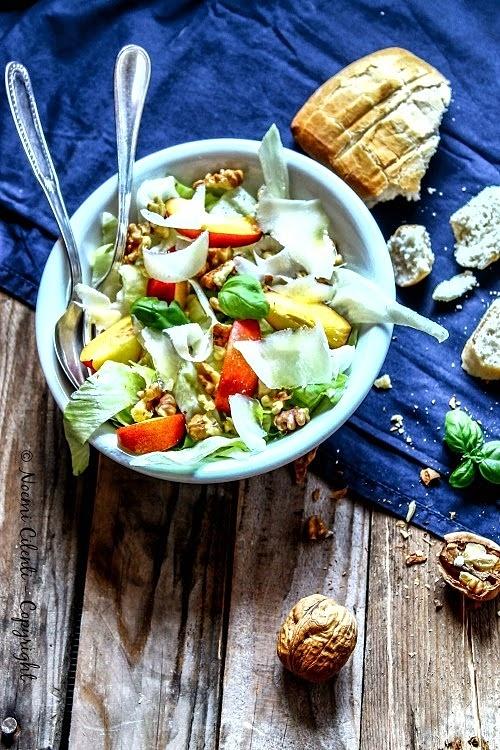 Insalata di pesche, noci e grana
