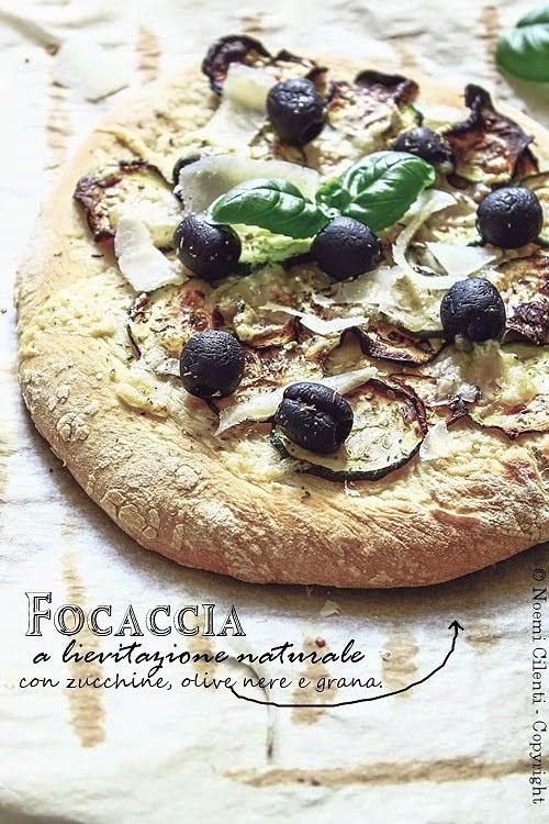 Focaccia a lievitazione naturale con zucchine, olive nere e grana