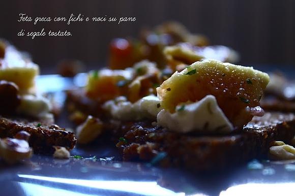 Feta greca con fichi e noci su pane di segale tostato