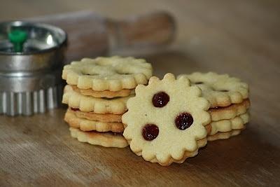 Biscotti allo strutto e marmellata di ribes
