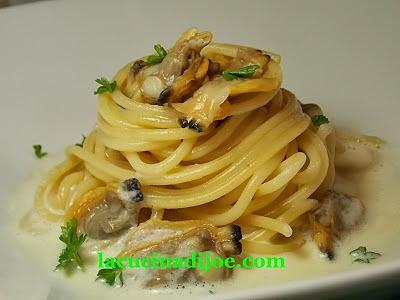 Spaghetti alle vongole veraci su fonduta all'aglio