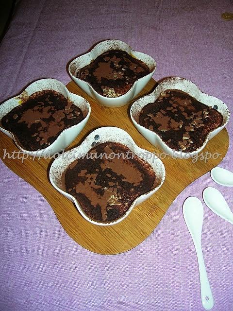 Tiramisù ai pavesini al caffè con scaglie di cioccolato bianco