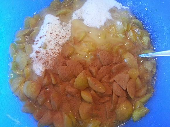 Marmellata di prugne gocce d'oro aromatizzata alla cannella e miele