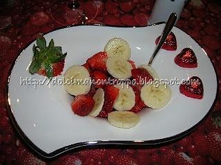 Macedonia di San Valentino con fragole e banana