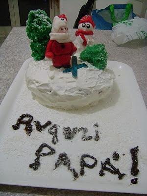 Torta neve con pan di spagna decorata con nutella e decorazioni soft mmf