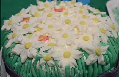 Prato fiorito con fiori e erba fresca