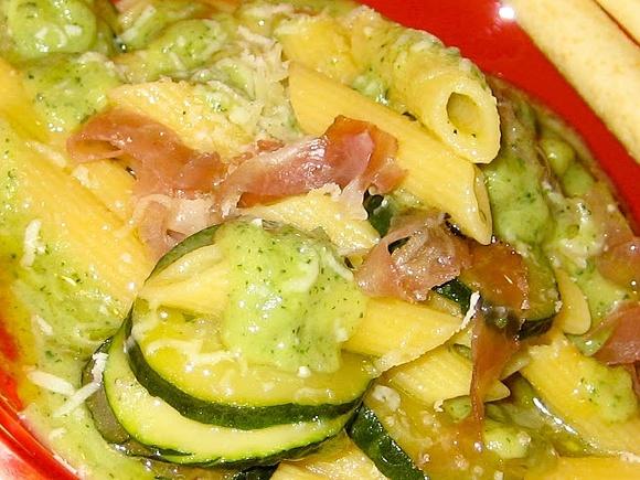 Pennette con crema di zucchine piccanti e speck