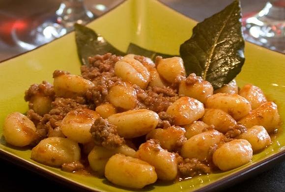 Gnocchetti borchiati al ragù d'alloro