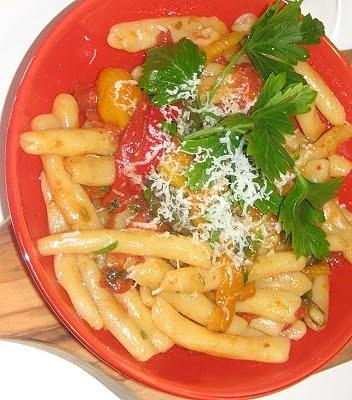 Maccheroncini piccanti con peperoni e cacioricotta