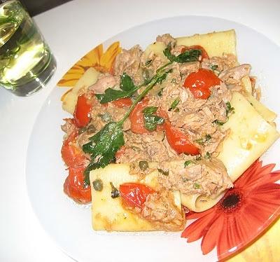 Paccheri al tonno e pomodorini Pachino con vino