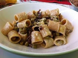 Rigatoni con piselli pomodori secchi e crema di pecorino