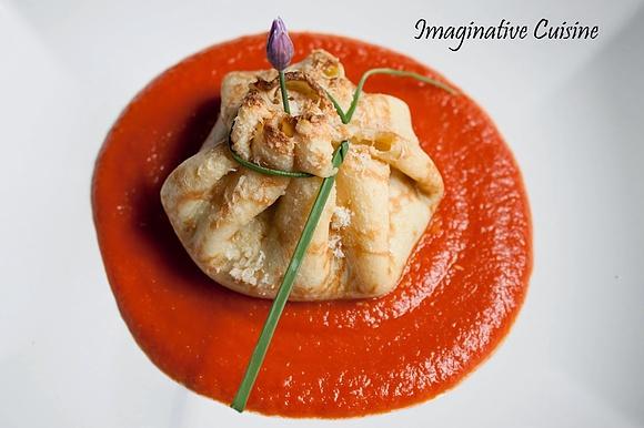 Fagottini di crepes ripieni di spinaci e ricotta su crema di pomodoro