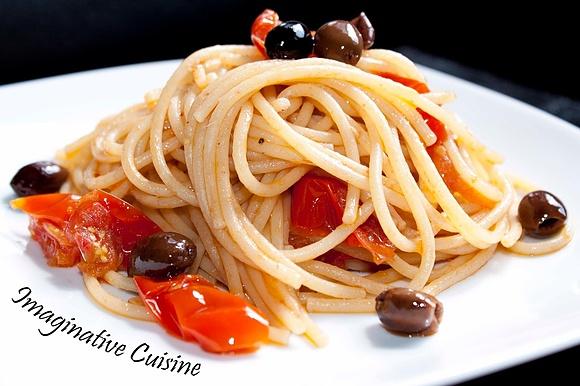 Pasta con pomodorini, acciughe e olive taggiasche