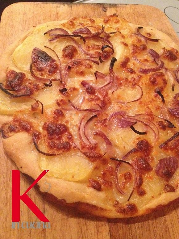 Pizza vegetariana con patate, cipolla rossa e mozzarella